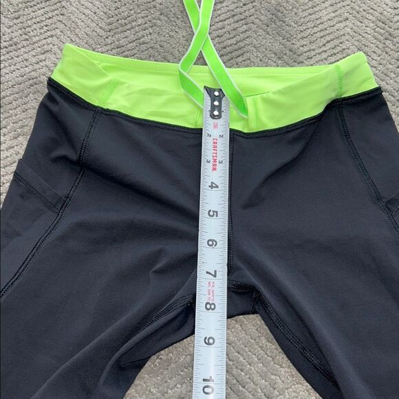 Lululemon Women's Capri Leggings Size 4 Black Black and Green Bottoms - Picture 12 of 12
